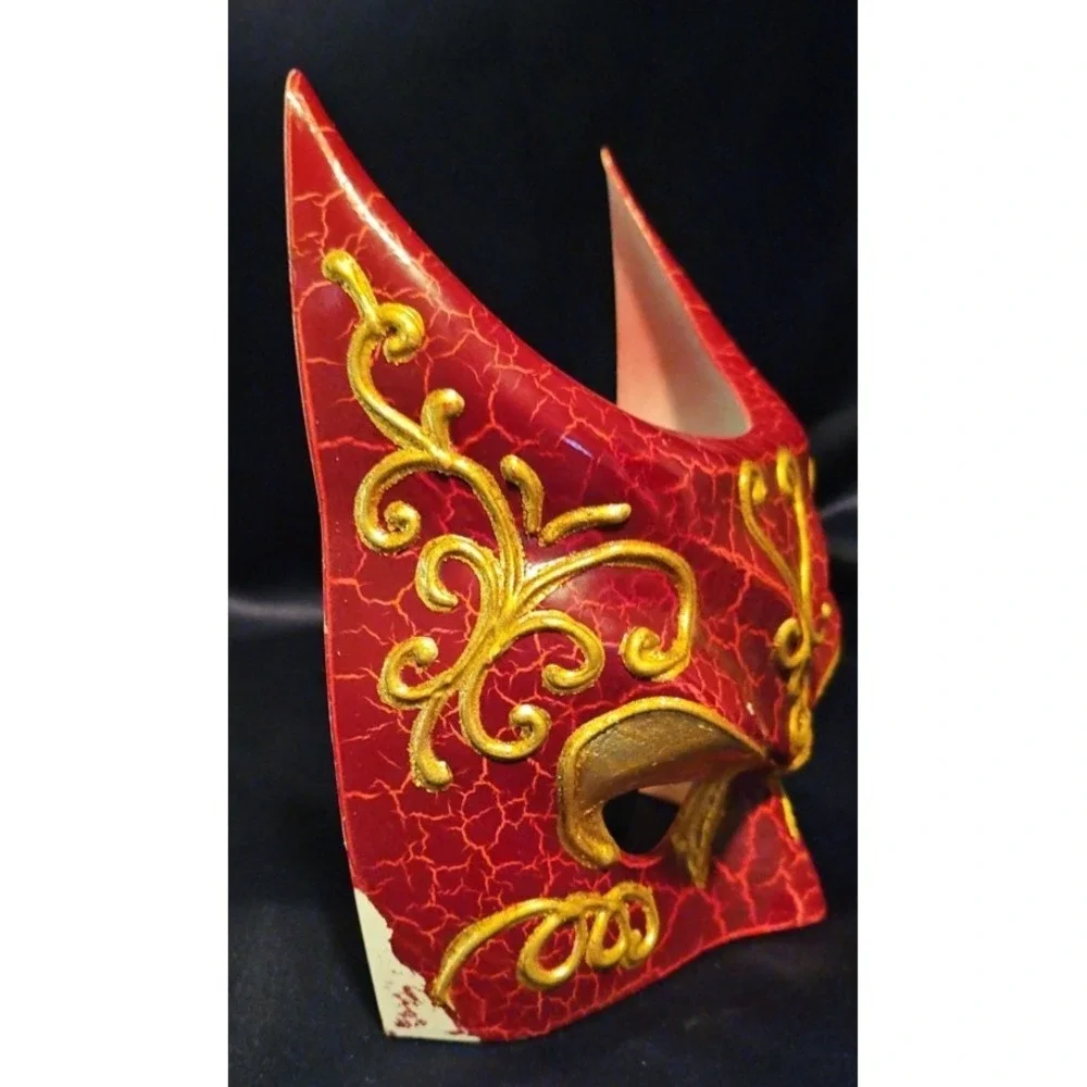 Red Horn Mask‎ with Ht on back. (Plastic)